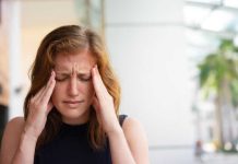 Chaleur, soleil, orages… l’été est un calvaire pour les migraineux Une jeune femme migraineuse souffre de crises intenses pendant les épisodes de fortes chaleurs.