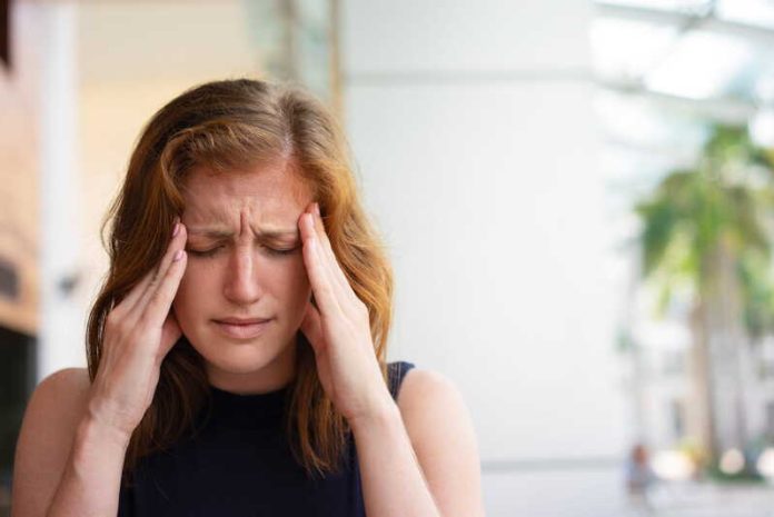 Canicule pourquoi la chaleur deÌclenche des migraines Ma SanteÌ Une jeune femme migraineuse souffre de crises intenses pendant les Ă©pisodes de fortes chaleurs.
