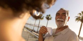 Canicules et vieillissement : la France face à une bombe à retardement sanitaire Un couple de personnes âgées éprouvé par la canicule.