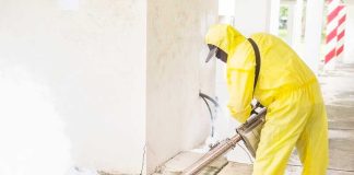 Chikungunya : après deux cas dans le Tarn, la lutte contre le moustique tigre s’intensifie Un agent spécialisé participe à une opération de démoustication à Castres après la détection de deux cas importés de chikungunya.