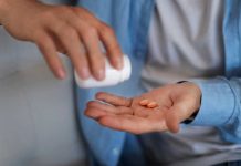 Cholestérol : et si les statines protégeaient aussi du vieillissement ? Un homme prenant des statines pour son cholestérol, sans savoir qu'elles pourraient aussi aider à mieux vieillir.