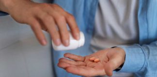 Cholestérol : et si les statines protégeaient aussi du vieillissement ? Un homme prenant des statines pour son cholestérol, sans savoir qu'elles pourraient aussi aider à mieux vieillir.