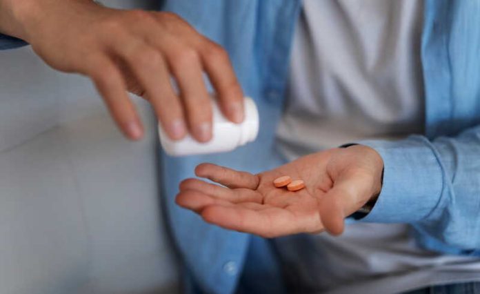 Cholestérol et si les statines protégeaient aussi du vieillissement Ma Santé Un homme prenant des statines pour son cholestérol, sans savoir qu'elles pourraient aussi aider à mieux vieillir.