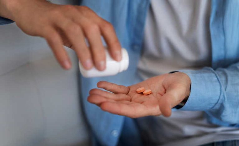 Un homme prenant des statines pour son cholestérol, sans savoir qu'elles pourraient aussi aider à mieux vieillir.