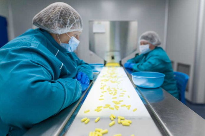 Colchicine la France relocalise la fabrication de ce médicament essentiel contre la goutte Ma Santé Deux personnes travaillent dans une usine qui fabrique de la colchicine, un médicament utilisé pour traiter les crises de goutte.
