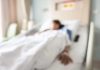 Coma artificiel : que se passe-t-il réellement dans le corps et le cerveau ? Une femme placée dans un coma artificiel afin de favoriser sa récupération après de graves traumatismes.