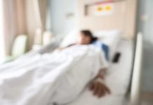 Coma artificiel : que se passe-t-il réellement dans le corps et le cerveau ? Une femme placée dans un coma artificiel afin de favoriser sa récupération après de graves traumatismes.