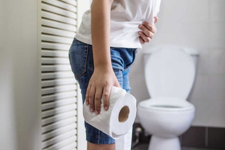 Une jeune femme souffrant d'une constipation sévère et douloureuse provoquée par son traitement par neuroleptiques.