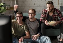 Coupe du monde : selon une étude, regarder un match fait réellement du bien au cerveau ! Un groupe d'amis heureux devant un match de foot.