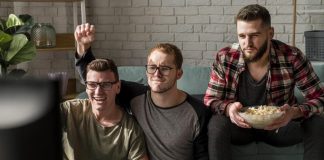 Coupe du monde : selon une étude, regarder un match fait réellement du bien au cerveau ! Un groupe d'amis heureux devant un match de foot.