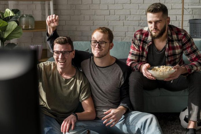 Coupe du monde et si regarder un match faisait du bien au cerveau Ma Santé Un groupe d'amis heureux devant un match de foot.