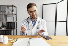 Dépassements d’honoraires : pourquoi les consultations coûtent de plus en plus cher ? Un médecin spécialiste en secteur 2 qui facture des dépassements d’honoraires de plus en plus élevés à ses patients.