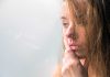 Dépression, anxiété : le perfectionnisme pourrait être un facteur de risque chez les jeunes adultes Une femme très perfectionniste qui souffre d’anxiété et de dépression.