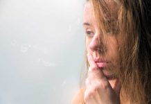 Dépression, anxiété : le perfectionnisme pourrait être un facteur de risque chez les jeunes adultes Une femme très perfectionniste qui souffre d’anxiété et de dépression.
