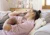 Dépression post-partum : un nouveau test sanguin pourrait repérer les femmes à risque dès la grossesse Une jeune mère souffrant d’une dépression post-partum aux côtés de son bébé.