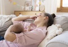 Dépression post-partum : un nouveau test sanguin pourrait repérer les femmes à risque dès la grossesse Une jeune mère souffrant d’une dépression post-partum aux côtés de son bébé.