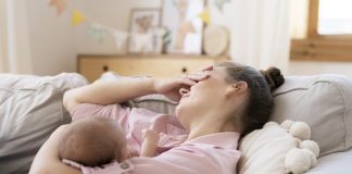 Dépression post-partum : un nouveau test sanguin pourrait repérer les femmes à risque dès la grossesse Une jeune mère souffrant d’une dépression post-partum aux côtés de son bébé.
