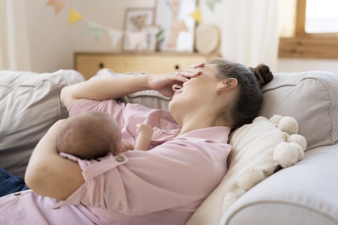 Dépression post-partum un nouveau test sanguin pourrait repérer les femmes à risque dès la grossesse Ma Santé Une jeune mère souffrant d’une dépression post-partum aux côtés de son bébé.