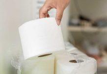 Diarrhée, maux de ventre… Les changements brutaux de température peuvent-ils vraiment perturber la digestion ? Un homme souffrant de diarrhée à cause d’un changement brutal de température.