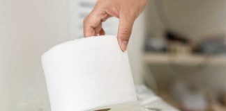 Diarrhée, maux de ventre… Les changements brutaux de température peuvent-ils vraiment perturber la digestion ? Un homme souffrant de diarrhée à cause d’un changement brutal de température.
