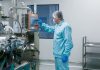 Doliprane, Efferalgan… bientôt le grand retour du paracétamol 100% produit en France Un homme qui travaille dans l’usine française produisant du paracétamol.