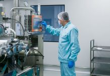 Doliprane, Efferalgan… bientôt le grand retour du paracétamol 100% produit en France Un homme qui travaille dans l’usine française produisant du paracétamol.