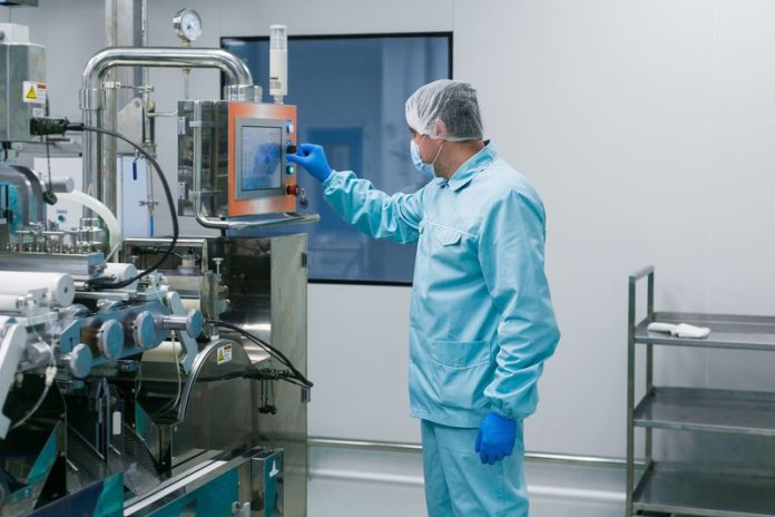 Doliprane, Efferalgan bientôt le grand retour du paracétamol produit en France Ma Santé Un homme qui travaille dans l’usine française produisant du paracétamol.