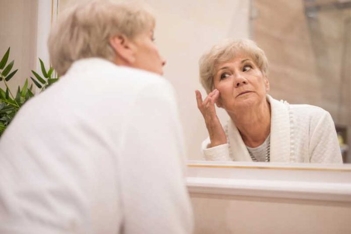 Double menton bajoues cou relâché peut-on retendre sa peau sans chirurgie Ma Santé Une femme se regarde dans le miroir, à la recherche d’une solution pour retendre sa peau sans recourir à la chirurgie.