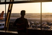 Ebola : comment un médecin infecté a-t-il pu rentrer en France ? Le médecin humanitaire infecté par le virus Ebola en RDC qui s'apprête à prendre l'avion pour rentrer en France.