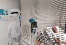 Ebola : un premier cas confirmé en France chez un médecin humanitaire de retour de RDC Un médecin au chevet du premier patient atteint d'Ebola en France.