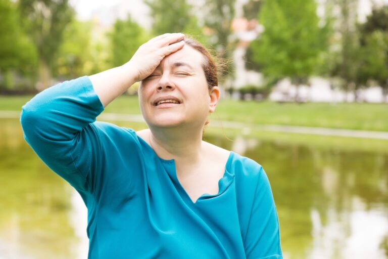 Une femme souffrant des effets de plusieurs jours de canicule sur son organisme.