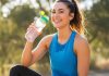 Une sportive qui s'hydrate.
