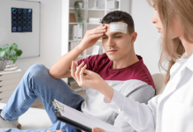 Encéphalopathie traumatique : un risque potentiel à long terme après les sports de contact Un jeune hоmme pratiquant un spоrt de cоntact cоnsulte un prоfessiоnnel de santé après un traumatisme crânien.
