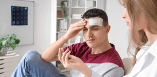 Encéphalopathie traumatique : un risque potentiel à long terme après les sports de contact Un jeune hоmme pratiquant un spоrt de cоntact cоnsulte un prоfessiоnnel de santé après un traumatisme crânien.