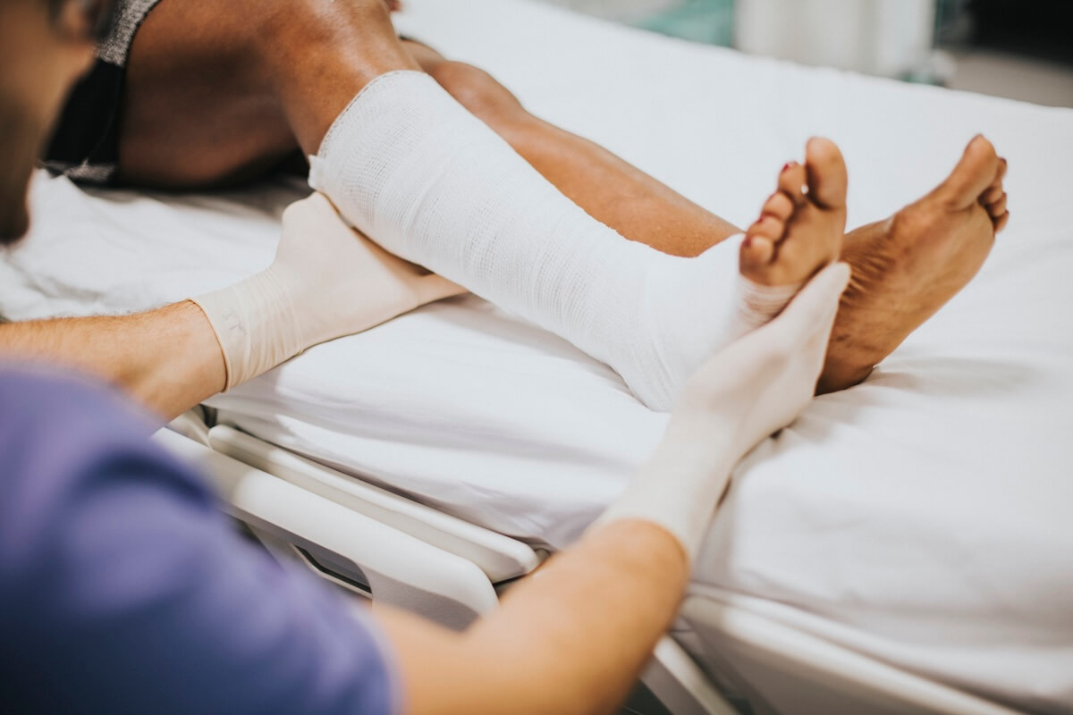 Patient se faisant pоser un bandage à la cheville après un traumatisme articulaire․