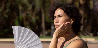 Fatigue, stress, irritabilité… les effets de la canicule sur l’humeur Une femme qui supporte difficilement les vagues de chaleur, ce qui la rend irritable et de mauvaise humeur.