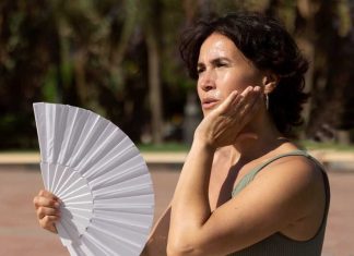 Fatigue, stress, irritabilité… les effets de la canicule sur l’humeur Une femme qui supporte difficilement les vagues de chaleur, ce qui la rend irritable et de mauvaise humeur.
