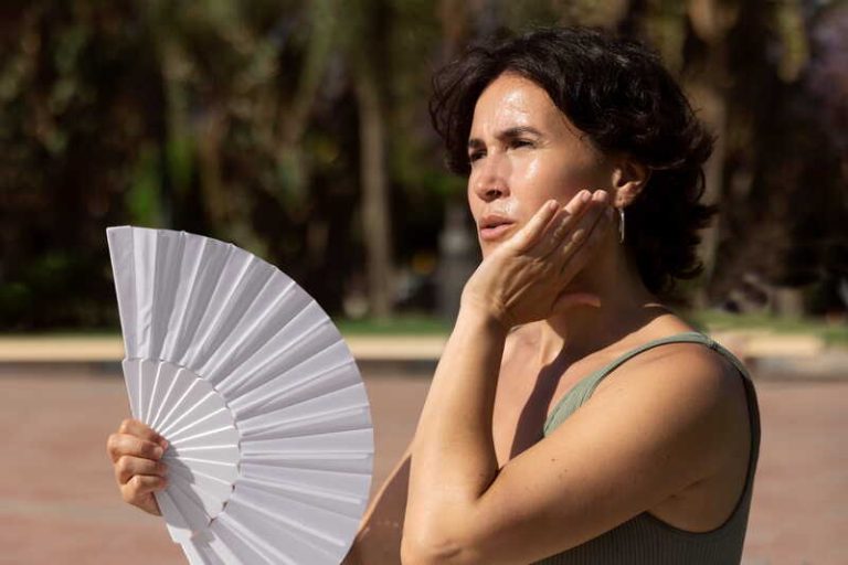 Une femme qui supporte difficilement les vagues de chaleur, ce qui la rend irritable et de mauvaise humeur.