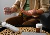 Canicule et médicaments : les liaisons dangereuses Un homme qui prend ses médicaments pendant une période de fortes chaleurs.