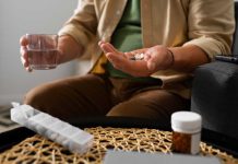 Canicule et médicaments : les liaisons dangereuses Un homme qui prend ses médicaments pendant une période de fortes chaleurs.