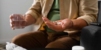 Canicule et médicaments : les liaisons dangereuses Un homme qui prend ses médicaments pendant une période de fortes chaleurs.