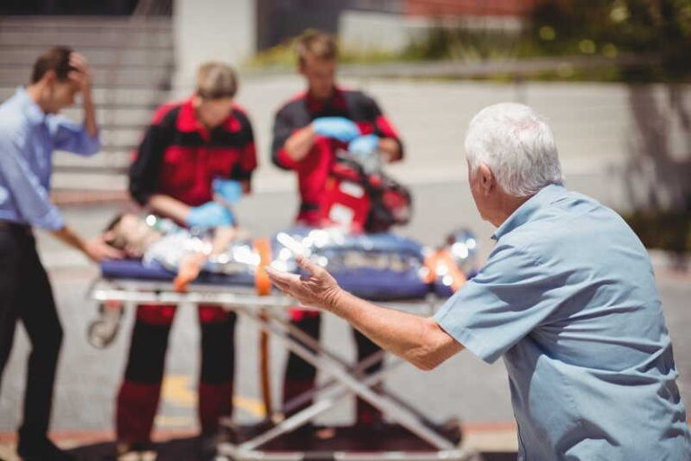 Une famille assiste impuissante à l’état critique de son enfant victime des fortes chaleurs.
