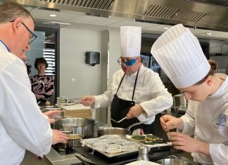 Un chef lyonnais victime de quatre AVC : “la mort n’arrive pas à me rattraper” Le chef Jérémy Biasiol, de retour aux fourneaux après quatre AVC.