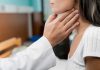 L’humoriste Laura Felpin en rémission d’un cancer de la thyroïde : quels sont les symptômes ? Une femme consulte un médecin après l’apparition de symptômes évocateurs d’un cancer de la thyroïde.