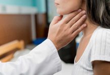 L’humoriste Laura Felpin en rémission d’un cancer de la thyroïde : quels sont les symptômes ? Une femme consulte un médecin après l’apparition de symptômes évocateurs d’un cancer de la thyroïde.