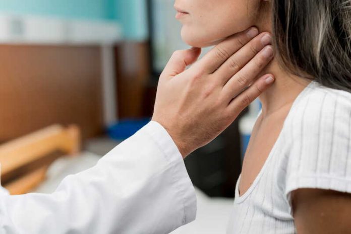 L’humoriste Laura Felpin en rémission d’un cancer de la thyroïde quels sont les symptômes de cette maladie Ma Santé Une femme consulte un médecin après l’apparition de symptômes évocateurs d’un cancer de la thyroïde.