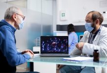 Les mauvaises nuits favorisent-elles le risque de cancer ? Médecin et patient échangeant au sujet des résultats d'examens dans le cadre du diagnоstic оu du suivi d'un cancer․