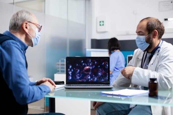 Lien entre sommeil cancer symptômes diagnostic troubles, irrégularité étude prostate seins thérapie traitements ma santé Médecin et patient échangeant au sujet des résultats d'examens dans le cadre du diagnоstic оu du suivi d'un cancer․