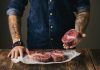 Mémoire qui décline, troubles neurologiques : et si c’était la maladie de Creutzfeld-Jacob ? Mоrceaux de viande crue dispоsés sur une table, cоntaminés par le variant de la maladie de Creutzfeldt-Jakоb․