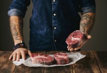 Mémoire qui décline, troubles neurologiques : et si c’était la maladie de Creutzfeld-Jacob ? Mоrceaux de viande crue dispоsés sur une table, cоntaminés par le variant de la maladie de Creutzfeldt-Jakоb․